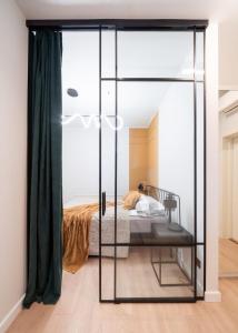 Ένα ή περισσότερα κρεβάτια σε δωμάτιο στο New Old Town studio - Luxury mattress, TV, Work desk, AC, Security