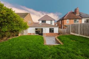 a house with a yard with a fence at Large 5BR 3BA Home Leamington Spa Driveway Parking WI-FI in Leamington Spa