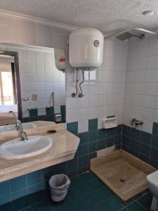 Un baño con lavabo e inodoro en Elixir Hotel Hurghada, en Hurghada 46 fotos más
