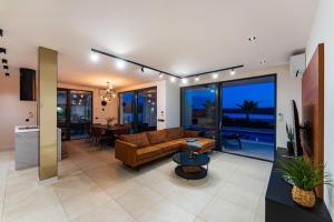 Televiisor ja/või meelelahutuskeskus majutusasutuses Luxury Villa Spectrum pool 32m2 sauna