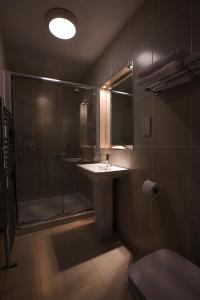 Koupelna v ubytování Breffni Arms Hotel + 22 fotografií