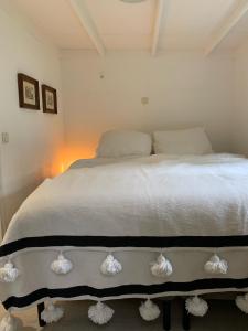 En eller flere senge i et værelse på Natuurhuisje De Boshut + 14 billeder