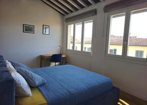 Ένα ή περισσότερα κρεβάτια σε δωμάτιο στο Santo Stefano - Vista su Castello Medievale