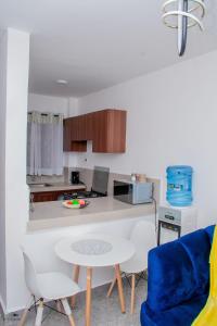 Kuchyň nebo kuchyňský kout v ubytování Faiy's cosy 1bed Makasembo + 7 fotografií