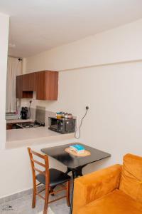 Kuchyň nebo kuchyňský kout v ubytování Faiy's cosy 1bed Makasembo