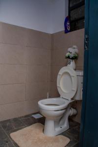 Koupelna v ubytování Faiy's cosy 1bed Makasembo