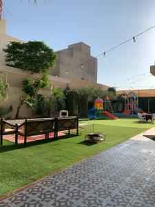 ブライダにあるشاليه حورانの遊園地付き公園