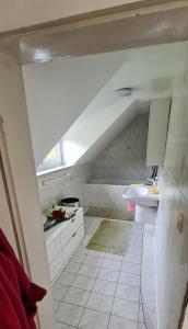 ein weißes Badezimmer mit einem Waschbecken und einem Waschbecken in der Unterkunft Sweet forest cottage near Munich in Oberhaching + 37 Fotos