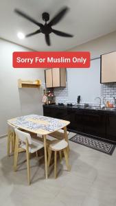 y cocina con mesa y sillas y ventilador de techo. en The Junid Hauz Muar, en Muar