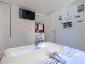 Cama blanca en habitación con cocina en Apartment Ambient by Interhome, en Rovinj