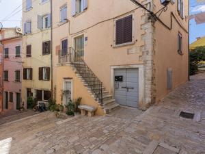 un edificio con una escalera junto a una calle en Apartment Ambient by Interhome, en Rovinj 31 fotos más