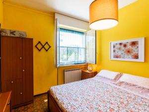 Ένα ή περισσότερα κρεβάτια σε δωμάτιο στο Apartment in the Garden by Interhome