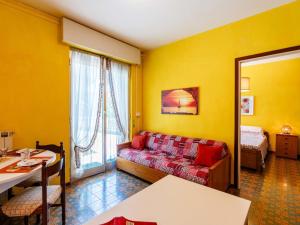 Χώρος καθιστικού στο Apartment in the Garden by Interhome