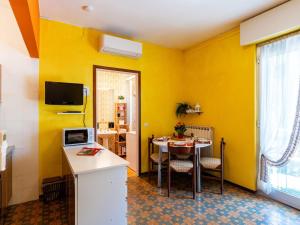 Μια τηλεόραση ή/και κέντρο ψυχαγωγίας στο Apartment in the Garden by Interhome