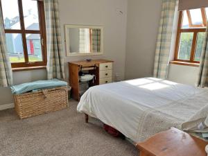 une chambre avec un lit, un bureau et une fenêtre dans l'établissement Holiday Home Achill Sound Holiday Village No 11 by Interhome, à Achill Sound