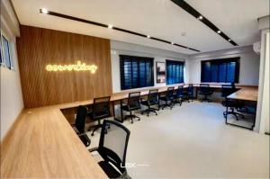 a conference room with desks and chairs in a building at Momentos únicos em Foz te esperam in Foz do Iguaçu +23 photos