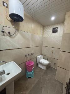 AyodhyaにあるOmji Darshan Bhawan - 2km from Ram Templeの洗面台とトイレ付きのバスルーム