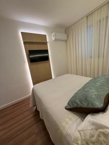 a bedroom with a bed and a window at Momentos únicos em Foz te esperam in Foz do Iguaçu