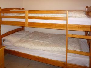 - deux lits superposés dans une chambre dans l'établissement Holiday Home Timmy's Cottage Heir Island by Interhome, à Kilmoon