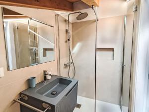 Ένα μπάνιο στο Apartment Attico by Interhome