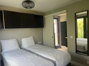 Ένα ή περισσότερα κρεβάτια σε δωμάτιο στο Holiday Home De Zeebries by Interhome +20 φωτογραφίες