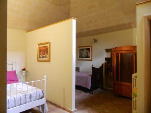 ein Zimmer mit 2 Betten und ein Zimmer mit 1 Schlafzimmer in der Unterkunft La Casa del Tartufaio in Matera