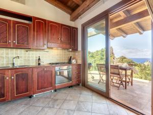 Η κουζίνα ή μικρή κουζίνα στο Villa Petra Blu by Interhome