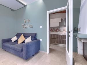 un canapé bleu dans un salon avec une cuisine dans l'établissement Holiday Home Tonka by Interhome, à Rabac 42 autres photos