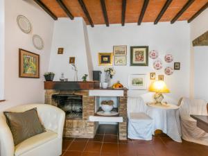 - un salon avec une cheminée et des chaises dans l'établissement Holiday Home Geranio by Interhome, à Trequanda