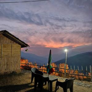 un groupe de chiens debout autour d'une table avec vue dans l'établissement Mowadhar cottage home stay, à Miānī