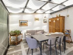 Χώρος καθιστικού στο Holiday Home La Maison de Tobie by Interhome