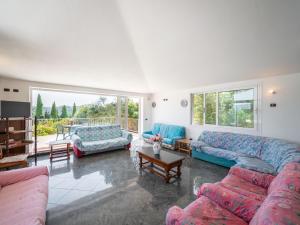 een woonkamer met twee banken en een tafel bij Villa La Rosa-3 by Interhome in Montelupo Fiorentino