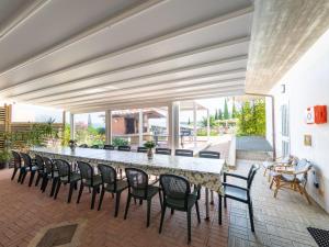 een grote eetkamer met een lange tafel en stoelen bij Villa La Rosa-3 by Interhome in Montelupo Fiorentino