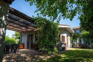 an entrance to a house with a pergola at Guest House dei Cavalli in Lobbi