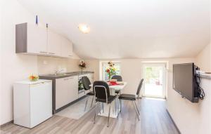 Η κουζίνα ή μικρή κουζίνα στο 2 Bedroom Beautiful Apartment In Baska