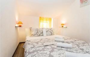 Ένα ή περισσότερα κρεβάτια σε δωμάτιο στο 2 Bedroom Beautiful Apartment In Baska