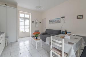 ein Wohnzimmer mit Tisch und Couch in der Unterkunft La Birochère - 400 m plage - Parking in Pornic