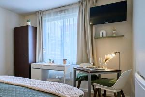 Μια τηλεόραση ή/και κέντρο ψυχαγωγίας στο Elegant and cozy Vauban studio