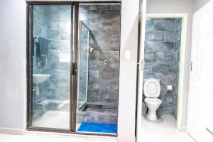 uma cabina de duche na casa de banho com WC em Glowti Event & Guest House em Centurion mais 14 fotografias