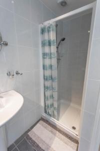 um banheiro com chuveiro e pia em Crow's Nest - Secluded apartment with Sea Views, Crabpot Cottages, Hunstanton em Hunstanton