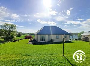 LunelにあるLe Gîte du Colombiéの青屋根の緑地家