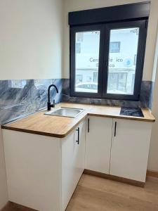 a kitchen with a sink and a window at Apartamento estudio 101 in El Tablero