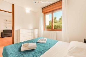 una camera da letto con un letto con due asciugamani sopra di LunaMare, Terre Marine a Santo Stefano di Magra Altre 7 foto