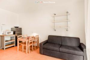 un soggiorno con un divano nero e un tavolo di LunaMare, Terre Marine a Santo Stefano di Magra