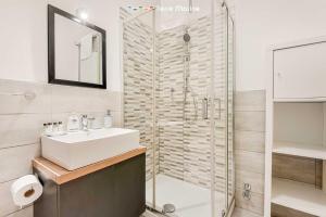 un bagno con lavandino e doccia in vetro di LunaMare, Terre Marine a Santo Stefano di Magra