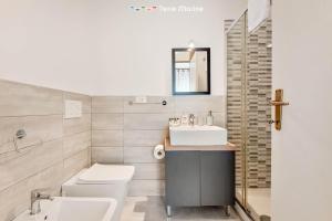 un bagno bianco con lavandino e WC di LunaMare, Terre Marine a Santo Stefano di Magra