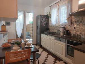 una cocina con una mesa y un refrigerador en Holiday Home Les Pierres Fleuries by Interhome, en Trans-en-Provence