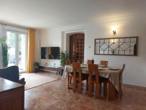 Una sala de estar con mesa de comedor y sillas. en Holiday Home Les Pierres Fleuries by Interhome, en Trans-en-Provence
