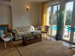 una sala de estar con un sofá y una mesa en Holiday Home Les Pierres Fleuries by Interhome, en Trans-en-Provence