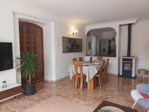 Un comedor con mesa y sillas en Holiday Home Les Pierres Fleuries by Interhome, en Trans-en-Provence